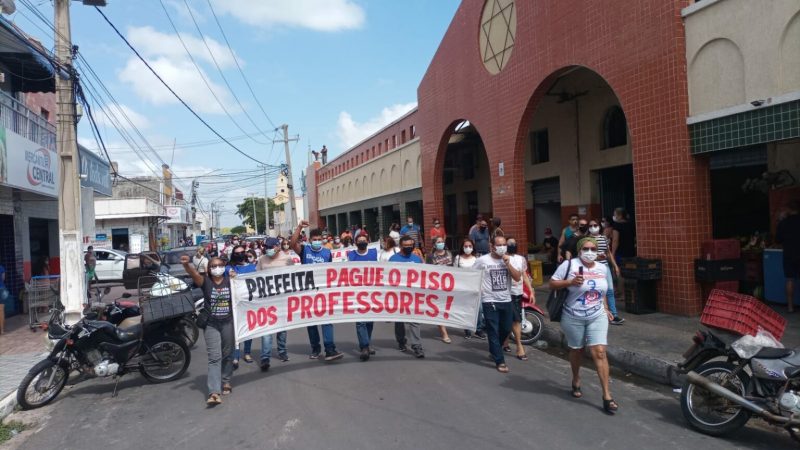 Professores de Areia Branca protestam pelo cumprimento do reajuste de 33,24% no piso salarial