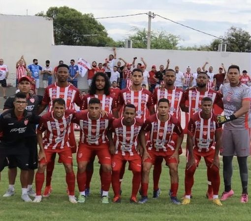 Jogo com muita confusão dentro e fora de campo termina empatado