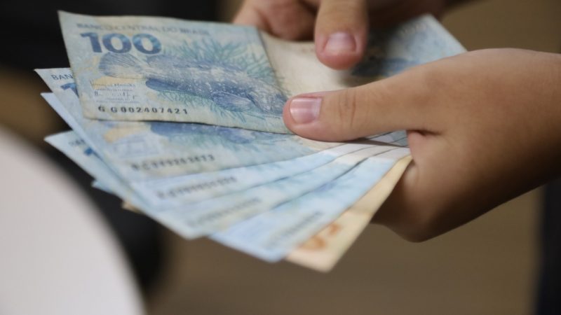 Caixa paga Auxílio Brasil a beneficiários com NIS final 4