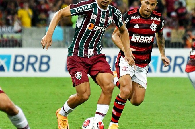Carioca: Cano marca dois e Fluminense supera Flamengo no Maracanã