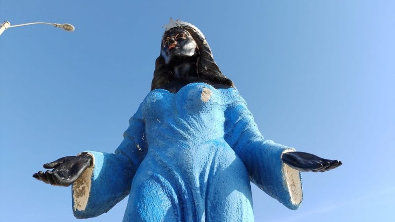 Estátua de Iemanjá amanhece pintada de preto na Praia do Meio em Natal: ‘Vandalismo’