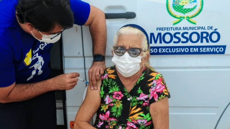 Covid: RN recomenda início da aplicação da 4ª dose da vacina em pessoas a partir de 50 anos e profissionais da saúde
