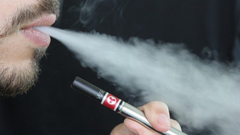 O uso exagerado de cigarros eletrônicos pode causar doença pulmonar e câncer