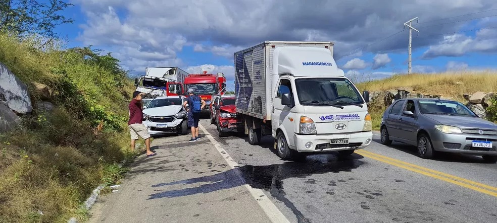 Acidente entre 2 carros e 2 caminhões deixa um morto e cinco feridos na BR-304 no RN