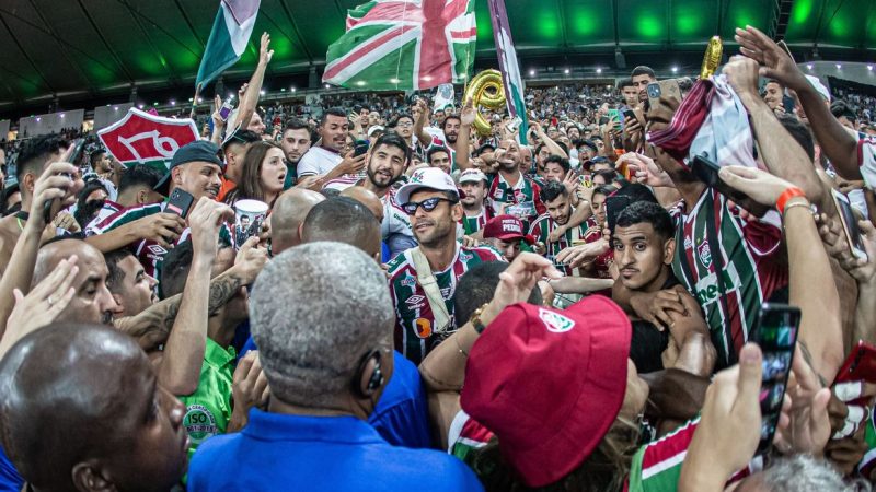 Fred se despede do futebol com vitória e nos braços da torcida