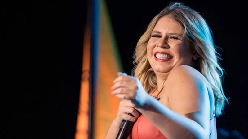 Biografia de Marília Mendonça relembra revolução no sertanejo, mostra paixão por livros e revela verso feito para a mãe aos 7 anos