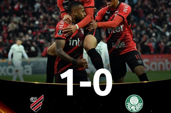 Athletico bate Palmeiras e fica a um empate da final da Libertadores