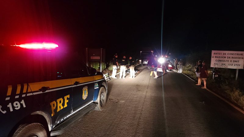 Colisão carro com carroça deixa um morto e outro gravemente ferido na BR 405 em Mossoró no RN