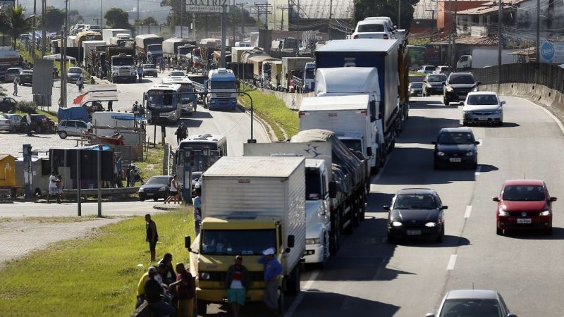 Ministro do STF determina o desbloqueio de rodovias federais