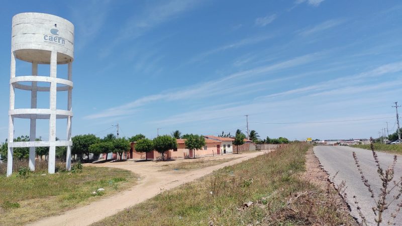 Obra de abastecimento inicia instalação de redes de água no Leandro Bezerra em Caraúbas