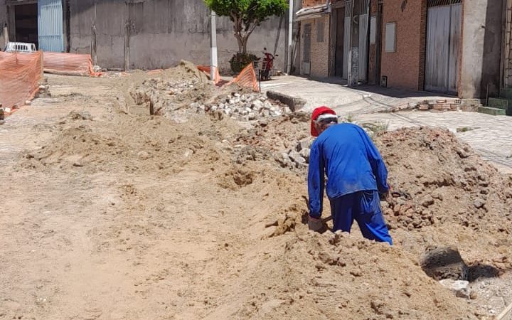Parte da rua Anatália de Melo Alves, em Mossoró, permanece interditada até 30 de setembro para execução de obra de esgoto