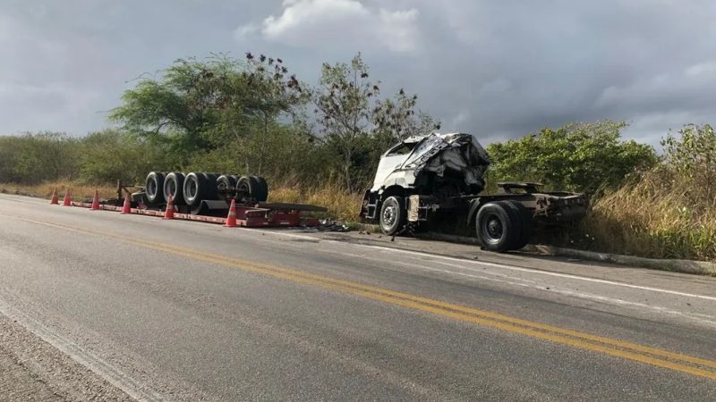 Motorista de carreta fica gravemente ferido após veículo capotar na BR-304 no RN