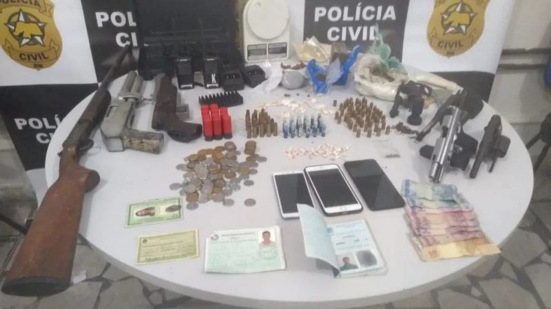 Homem é preso com sete armas, munição e drogas dentro de casa em Mossoró