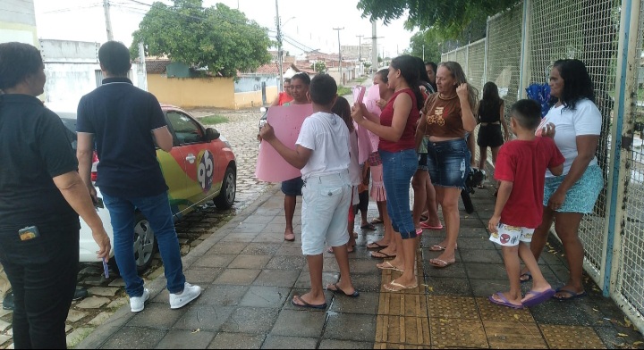 Vídeo: Mães e alunos fazem ato para sensibilizar prefeito a pagar aos professores