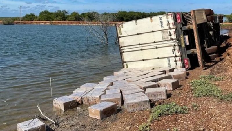 Caminhão carregado com cigarros contrabandeados é encontrado tombado