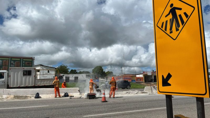 Sem passarelas prometidas, DNIT constrói passagens de pedestres no meio da BR-304 em Mossoró