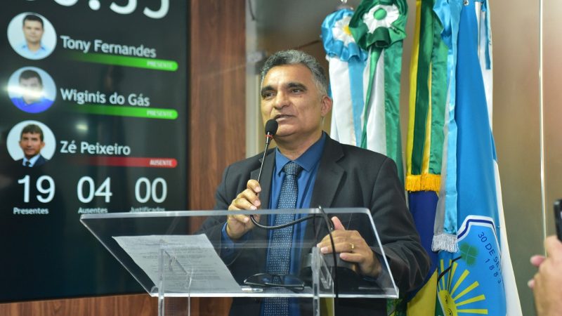 Professor Francisco Carlos ressalta lei que cria premiação no âmbito do ensino municipal