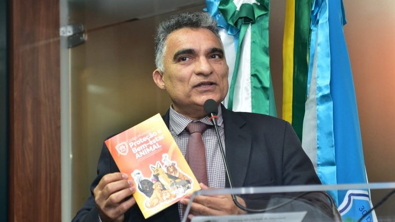 Francisco Carlos lança cartilha sobre o Código Municipal de Proteção e Bem-Estar Animal