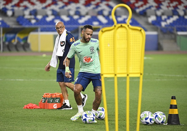 Brasil joga nesta sexta-feira (8) e Neymar pode superar Pelé