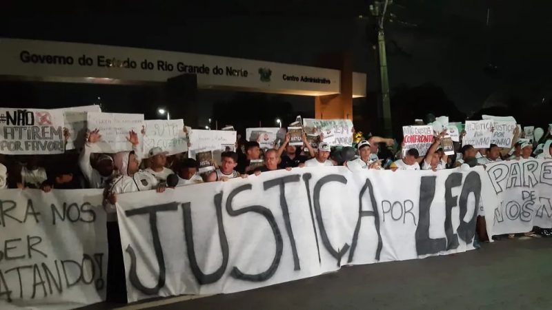 Torcidas organizadas bloqueiam trecho da BR-101 em protesto por torcedor do ABC morto com tiro em confusão na Zona Sul de Natal