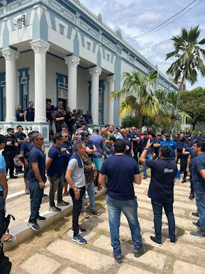 Guardas municipais mantém assembleia em frente à Prefeitura nesta terça