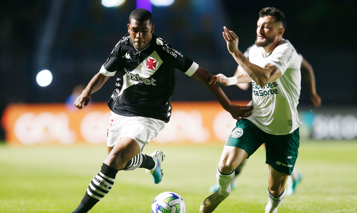 Lutando contra o rebaixamento, Vasco e Goiás se enfrentam na Serrinha