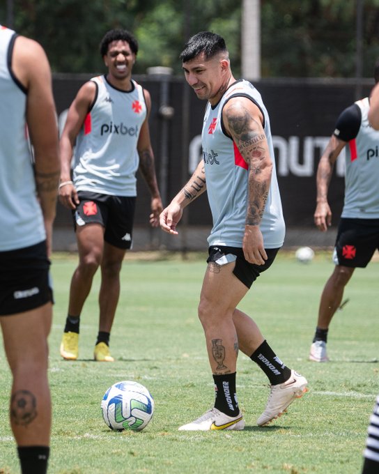 Vasco e Corinthians jogam para se afastar da zona do rebaixamento