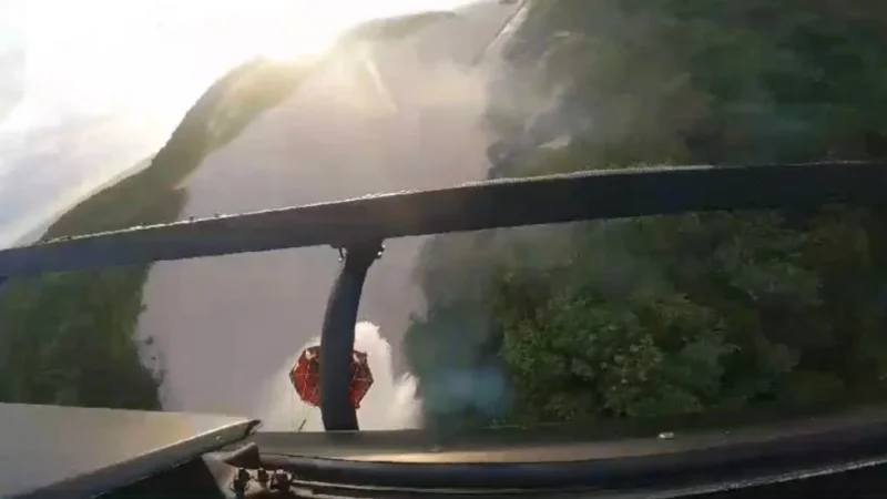Helicóptero da Segurança Pública do RN ajuda a apagar incêndio no Morro do Careca