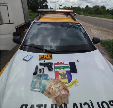 Motorista portando arma de fogo de forma ilegal tenta subornar policiais e é preso na RN-117 em Mossoró