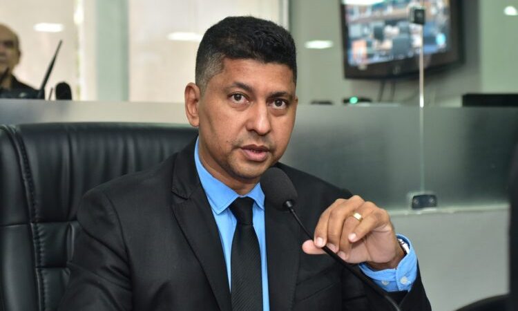 Líder do governo nega ter levado recado ameaçador de Allyson a Izabel e diz estudar “medidas cabíveis” contra ex-presidente da Câmara