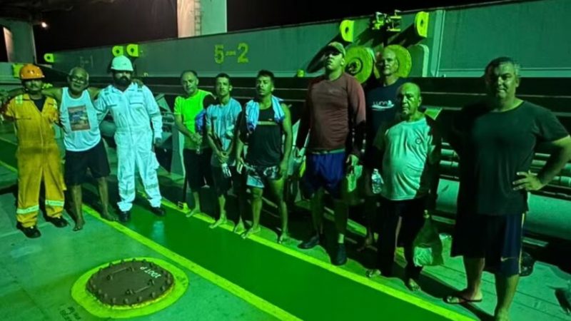 Navio naufraga próximo ao litoral do RN; oito tripulantes são resgatados com vida