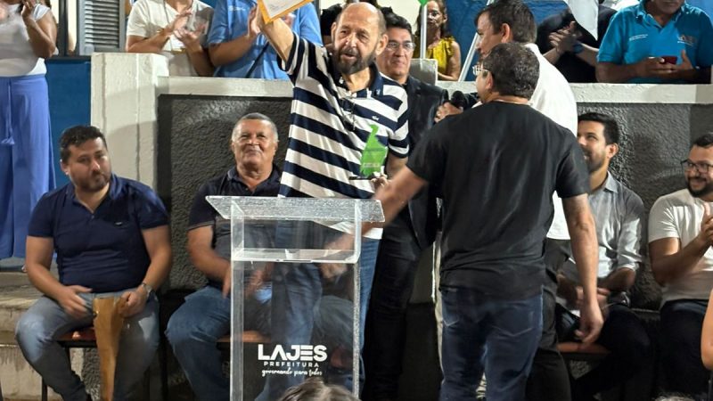 Deputado Gustavo Carvalho recebe Título de Cidadão Lajense durante lançamento de obras em Lajes