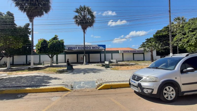 Para melhorar fluxo de pacientes, diretoria do HRTM cria “praça de alimentação” para trailers que ficavam nas imediações do hospital