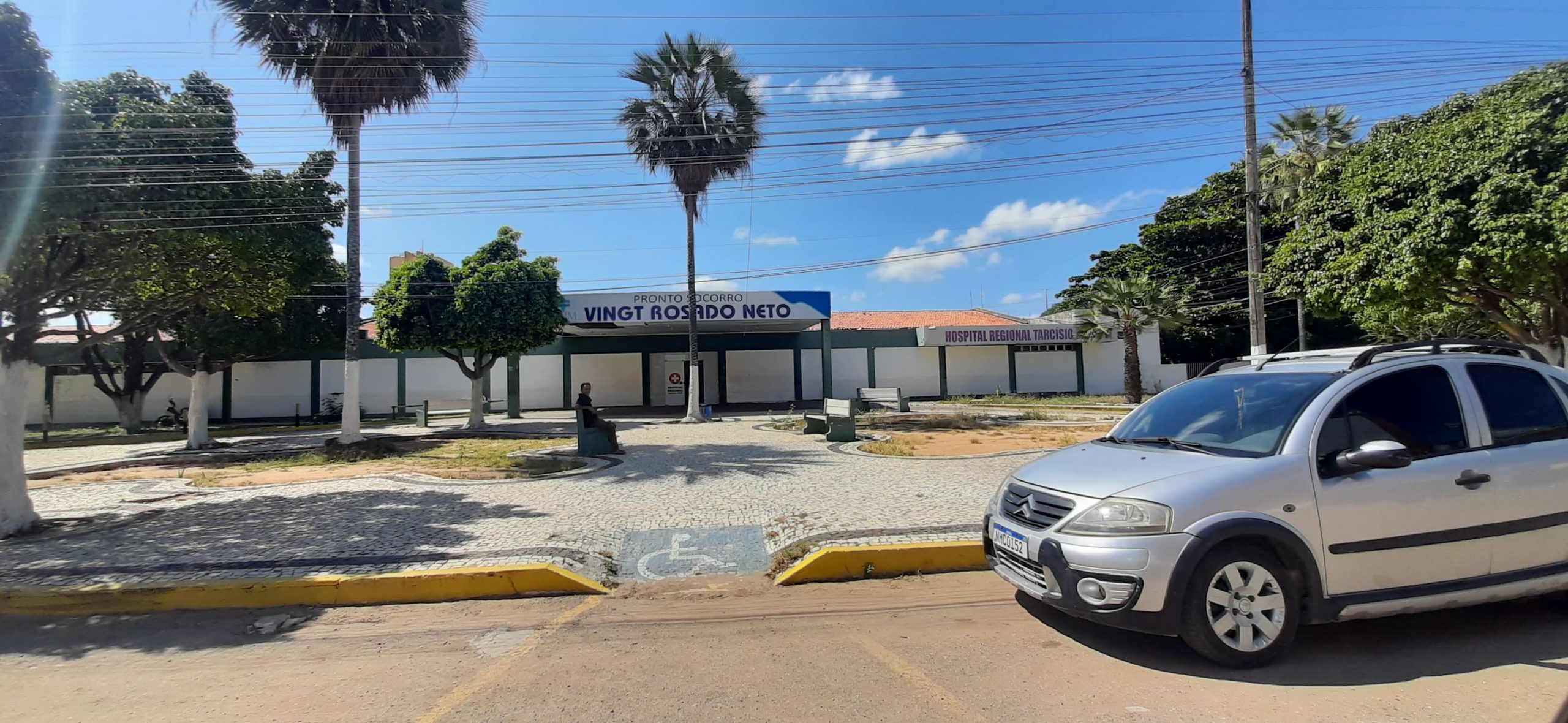 Para melhorar fluxo de pacientes, diretoria do HRTM cria “praça de alimentação” para trailers que ficavam nas imediações do hospital
