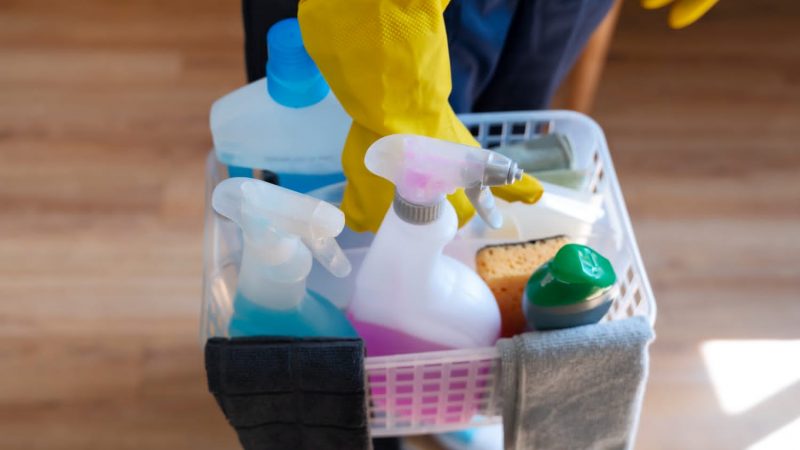 Misturar produtos de limpeza pode gerar gases tóxicos e colocar a saúde em risco, alerta especialista