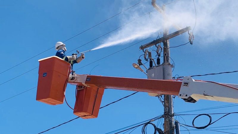Lavagem da rede elétrica avança em municípios litorâneos do Oeste e Costa Branca