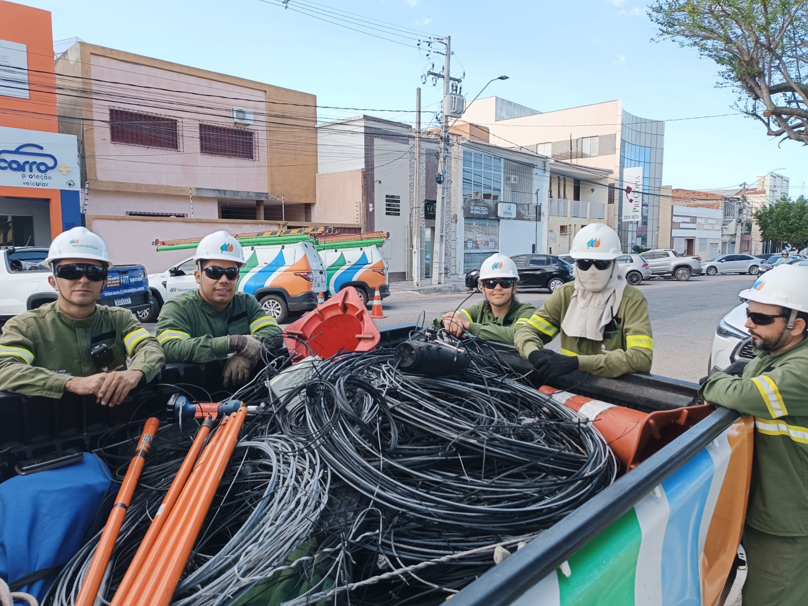 Neoenergia Cosern retira 24 toneladas de cabos de telecomunicações irregulares dos postes em todo o estado