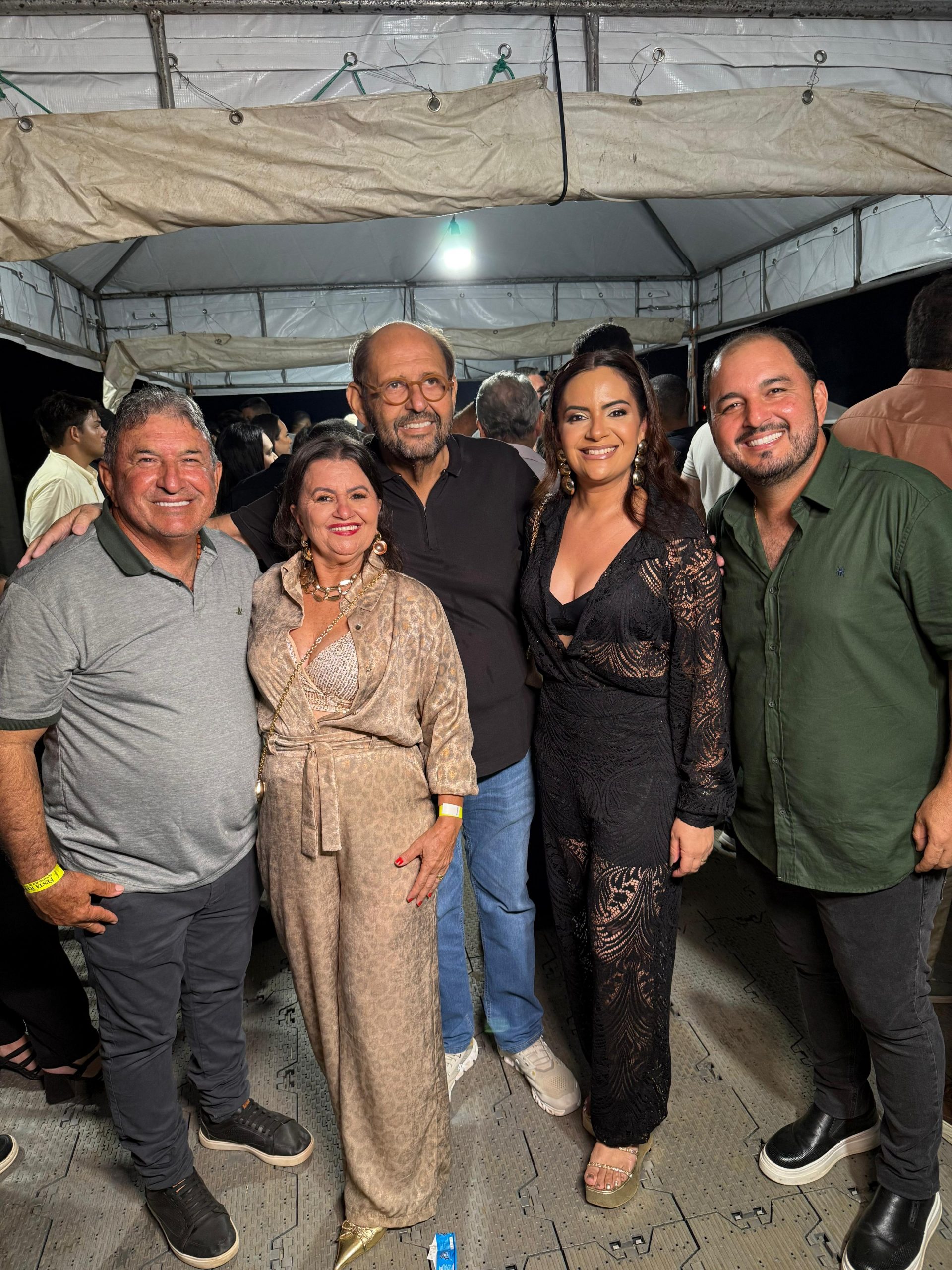 Deputado Gustavo Carvalho prestigia Festa de Reis em Senador Elói de Souza ao lado de lideranças políticas e parabeniza gestão municipal