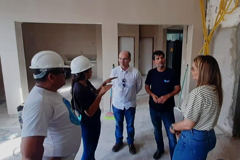 Secretário da Infraestrutura faz visita e acompanha o avanço das obras no Hospital Regional Tarcísio Maia, em Mossoró