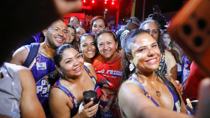 Fátima Bezerra percorre polos do Carnaval e é recebida com entusiasmo no RN