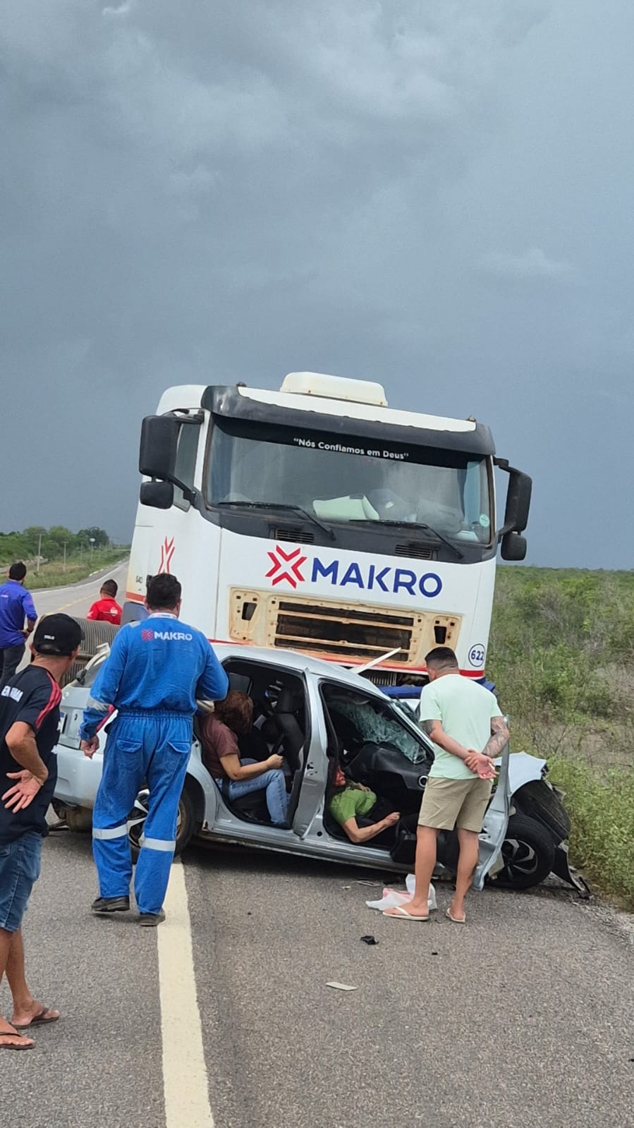 Acidente entre carreta e carro deixa um morto na BR-110 entre Mossoró e Upanema