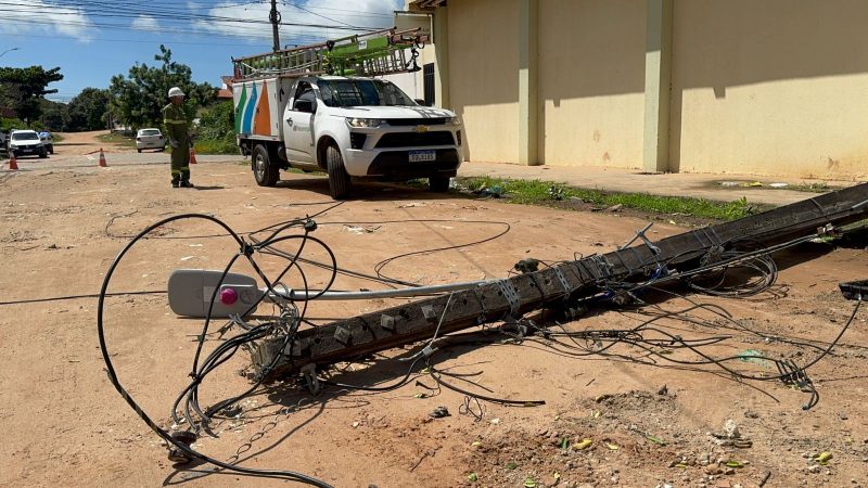 Colisões de veículos contra postes acendem alerta de segurança no Maio Amarelo