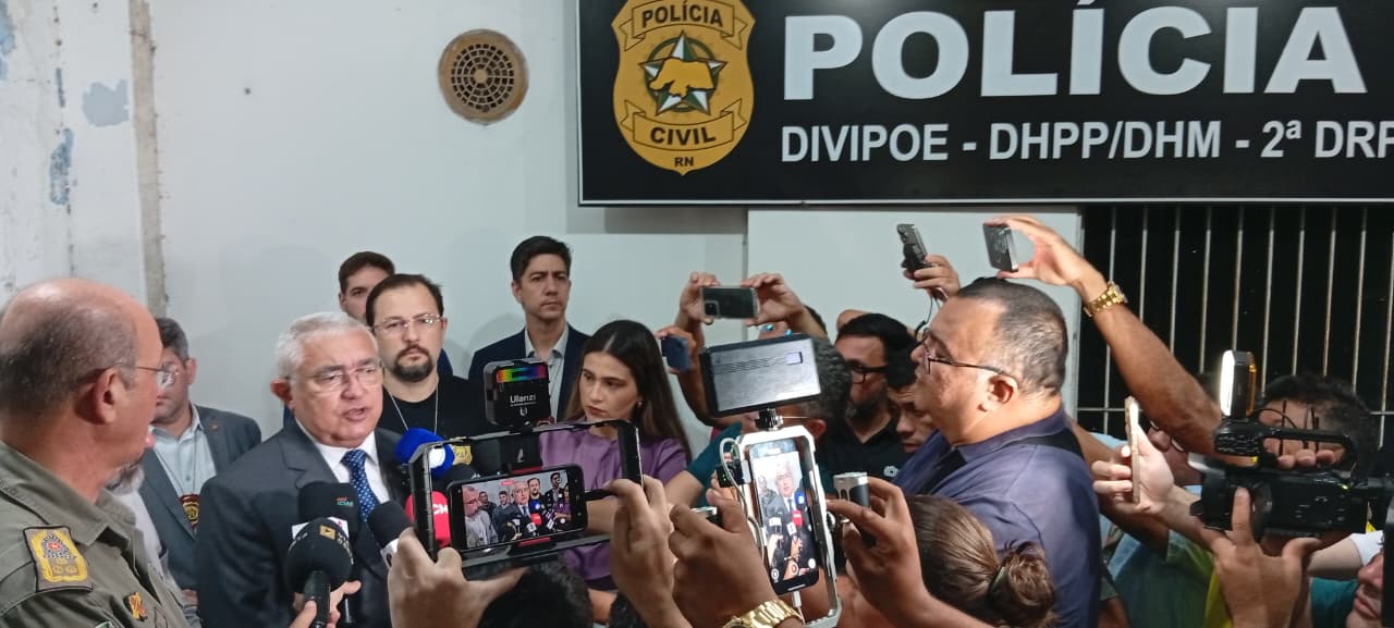 SESED reúne imprensa e repassa informações sobre operação que resultou na prisão de suspeitos do atentado ao vereador cabo Deyvison e morte de assessor