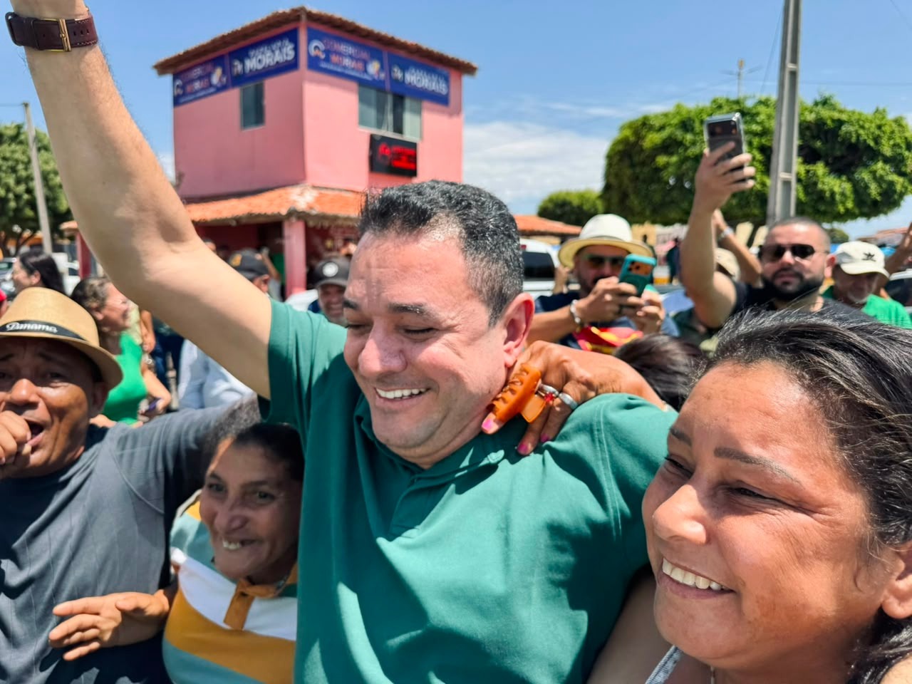 Bibiano dá o pontapé na campanha com grande adesivaço e visita à feira em Serra do Mel