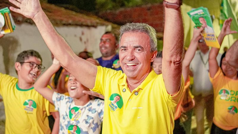 Jorge leva energia da campanha às ruas do bairro onde nasceu e cresceu