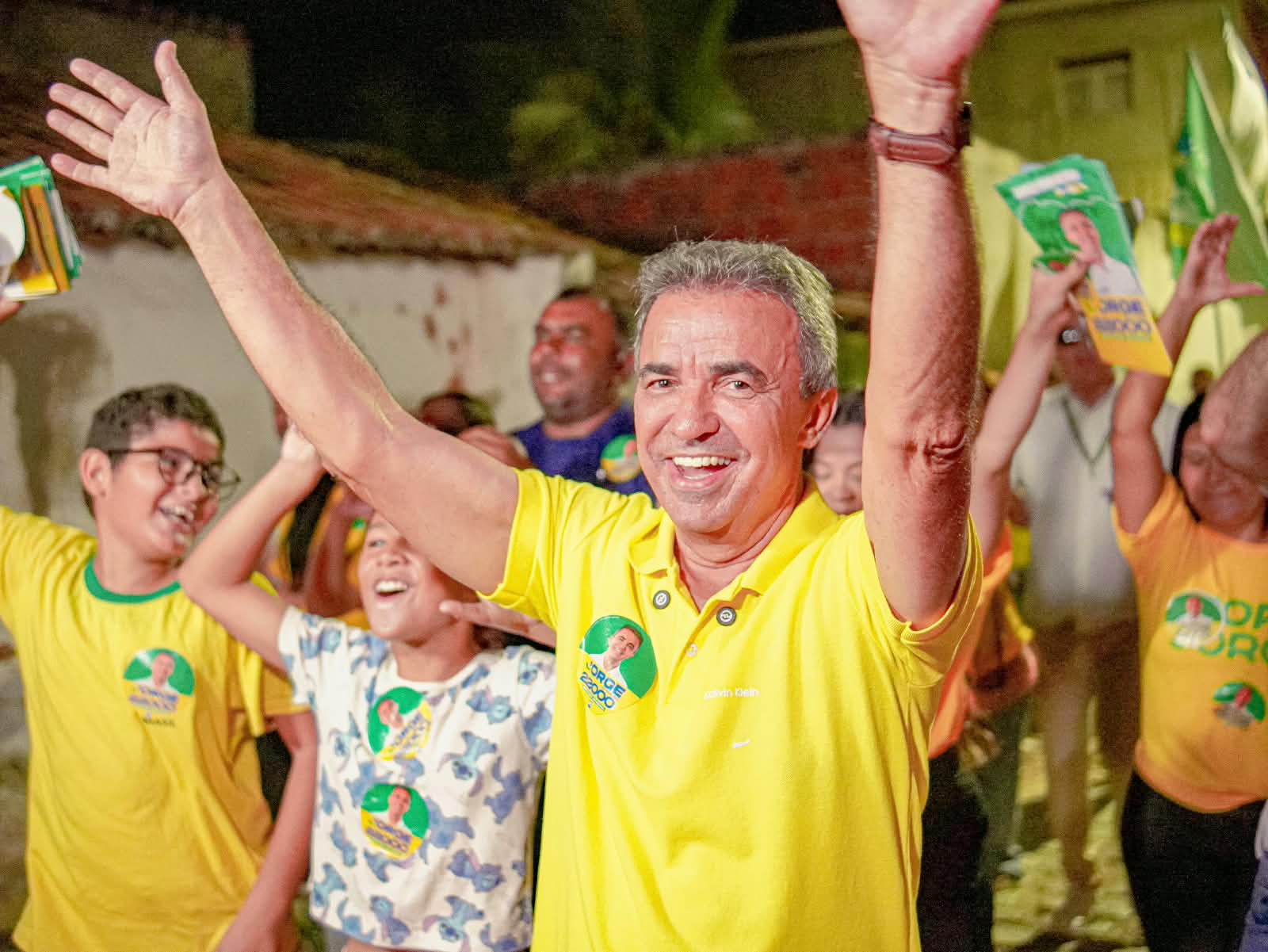 Jorge leva energia da campanha às ruas do bairro onde nasceu e cresceu