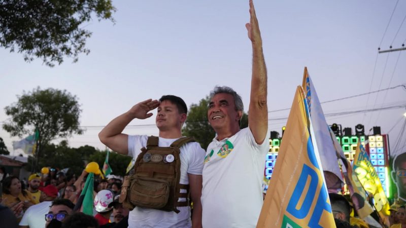 Motociata vira passeata histórica e Jorge e Cabo Deyvison celebram no meio da multidão