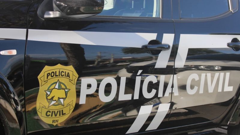 Polícia Civil prende homem em flagrante por posse irregular de arma de fogo e maus-tratos a animal em Passa e Fica