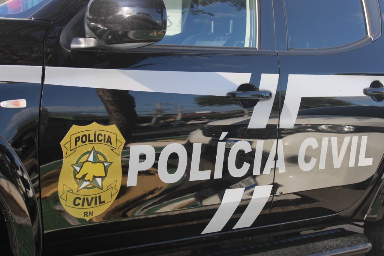 Polícia Civil prende homem em flagrante por posse irregular de arma de fogo e maus-tratos a animal em Passa e Fica