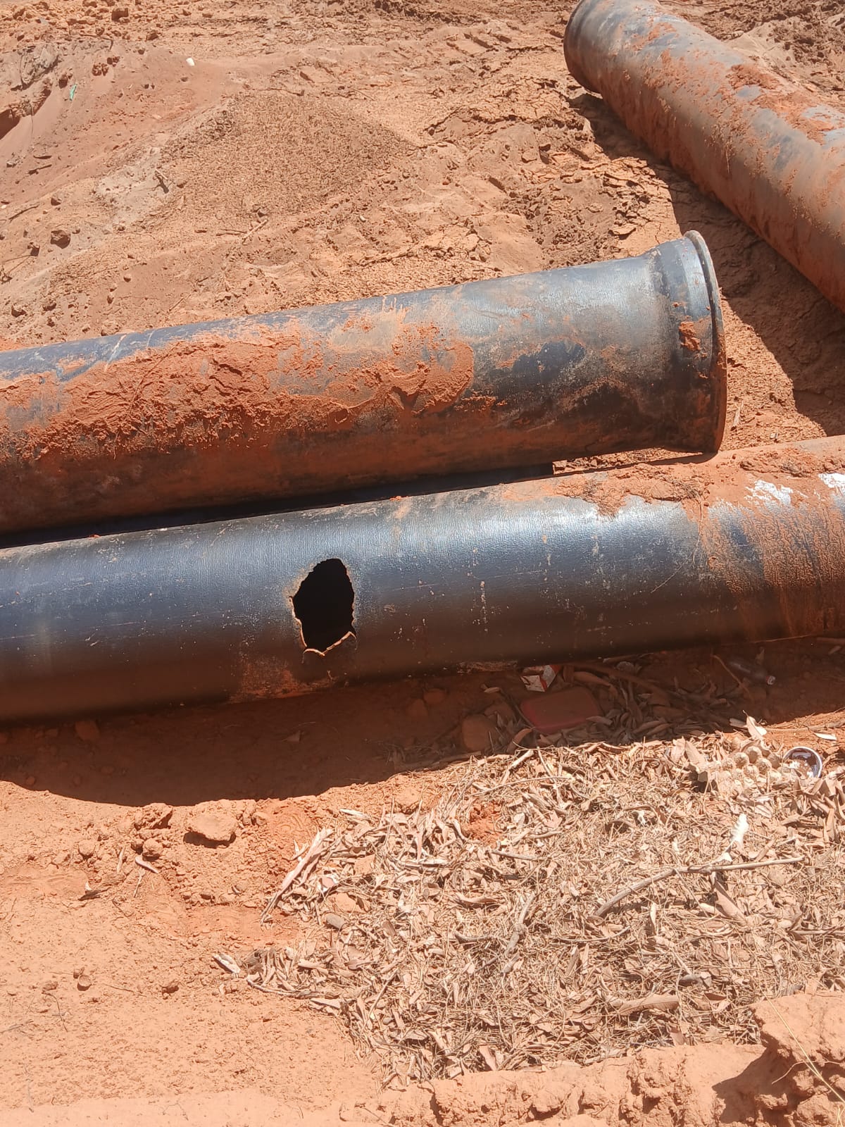 Após rompimento provocado por terceiros, Adutora Jerônimo Rosado volta a funcionar nesta sexta-feira (18)Abastecimento havia sido suspenso para conserto de tubulação de grande porte atingida por obra executada pela Construtora CLC